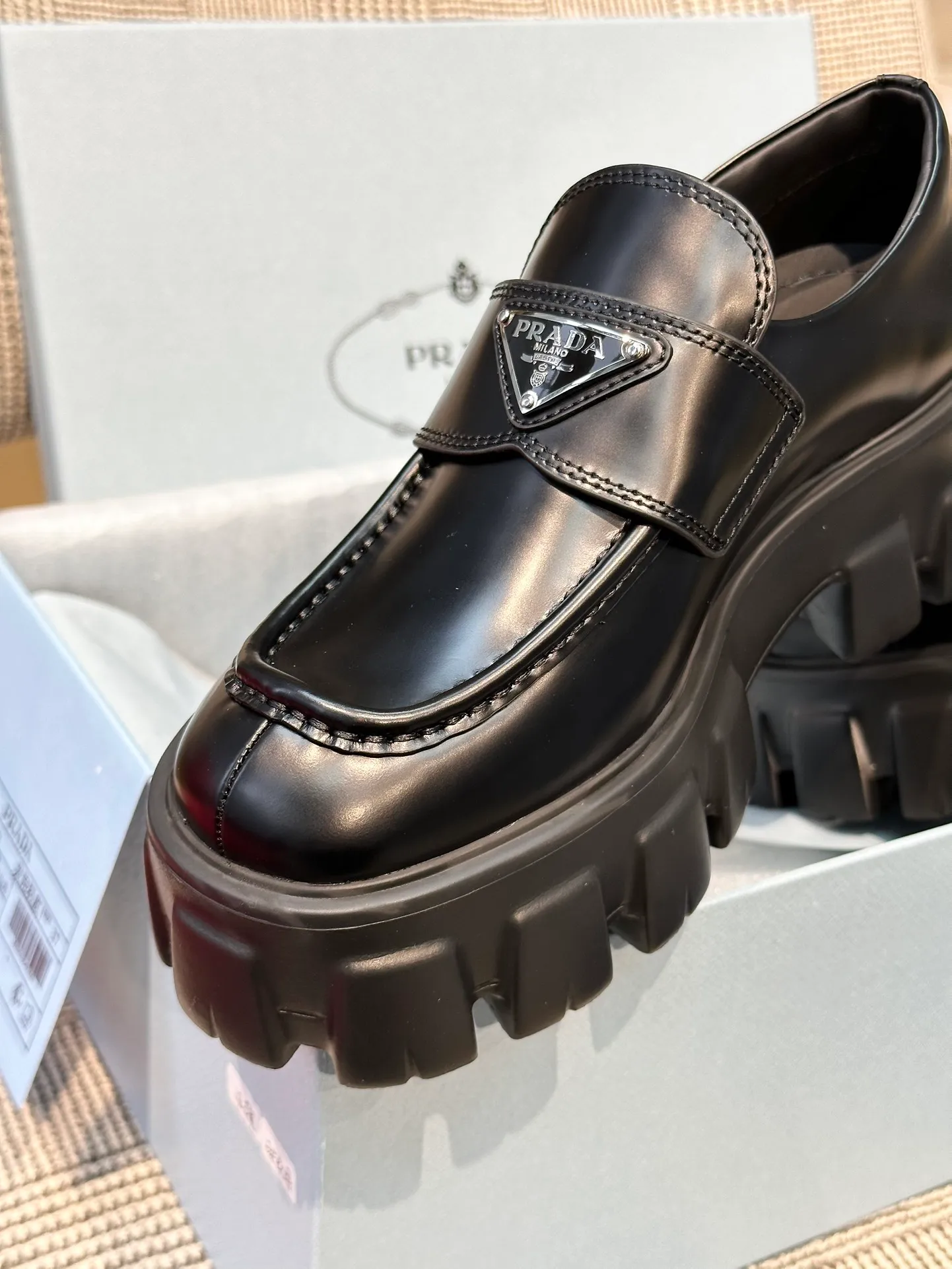 👟👟Ex-factory price 480👟👟 Women's shoe factory Prada ss23 new thick-soled loafers. The 2023 spring and summer new model is based on the classic model, ⚠️: the toe has been adjusted, with a goose crown shape, which is more rounded and stylish! ⚠️Attachment: 2023 genuine + old version comparison picture set! Classic wheel thick sole + classic Loaf upper, imported open-edge beaded calfskin material! The sole is made of foam material, which feels super comfortable on the feet. It is 5.5cm taller and is a perfect tool for long legs. The upper is open-edge beaded cowhide and decorated with a triangle logo! Code number 35-40